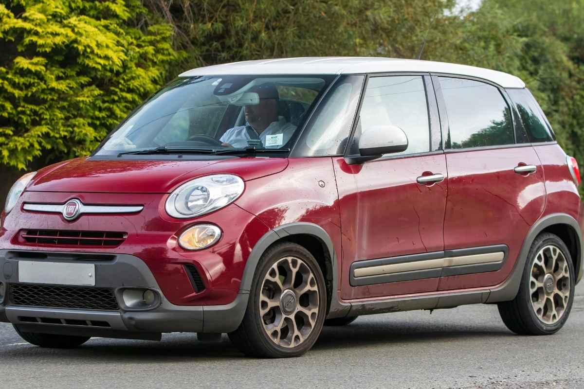 crveni fiat 500l