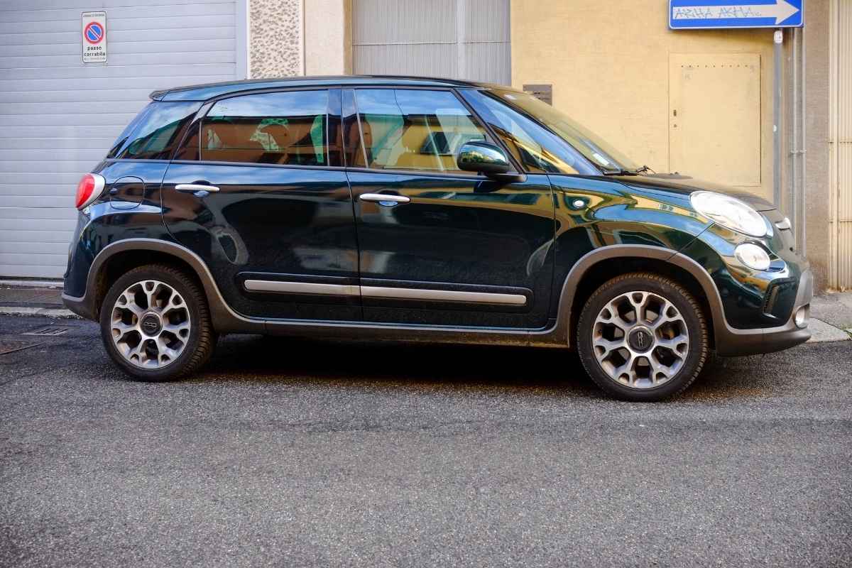 parkiran plavi Fiat 500L na ulici