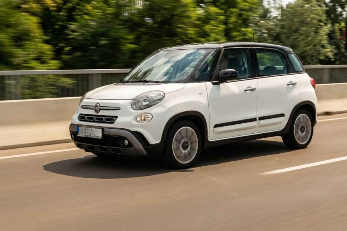 osoba vozi automobil Fiat 500L bele boje