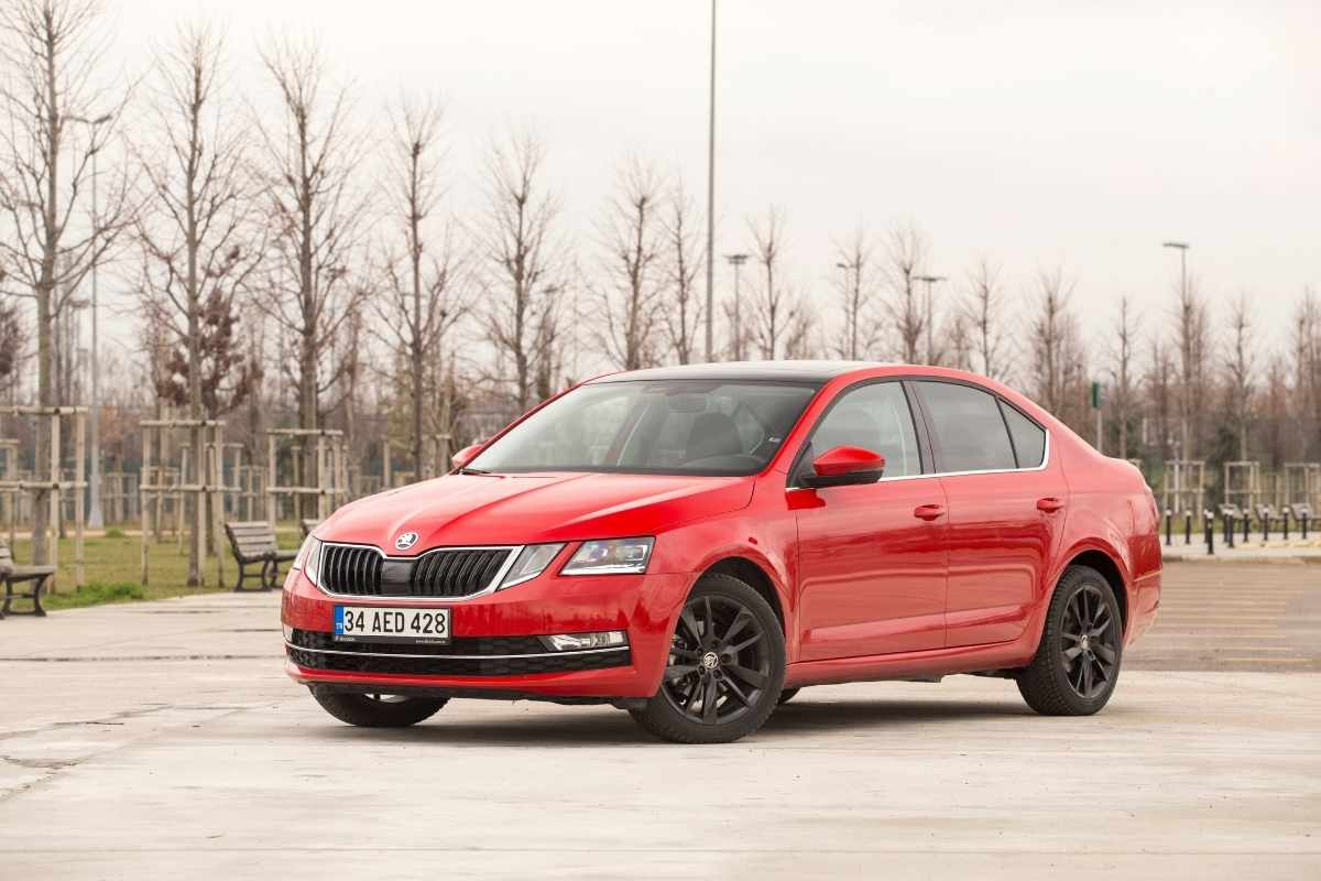 crvena škoda oktavija parkirana na ulici